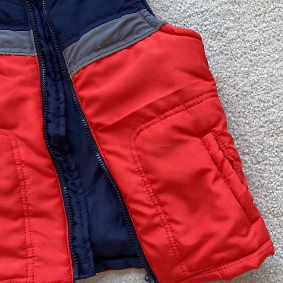 5/$25 Puffy red and navy zip front vest. Little boys size 5 brand is FP Sport. - Picture 3 of 7